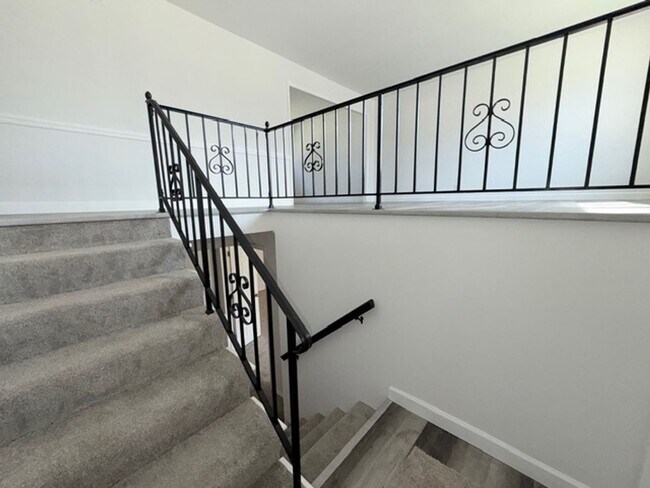 Building Photo - Spacious 5BR / 2BA in Manchester For Rent