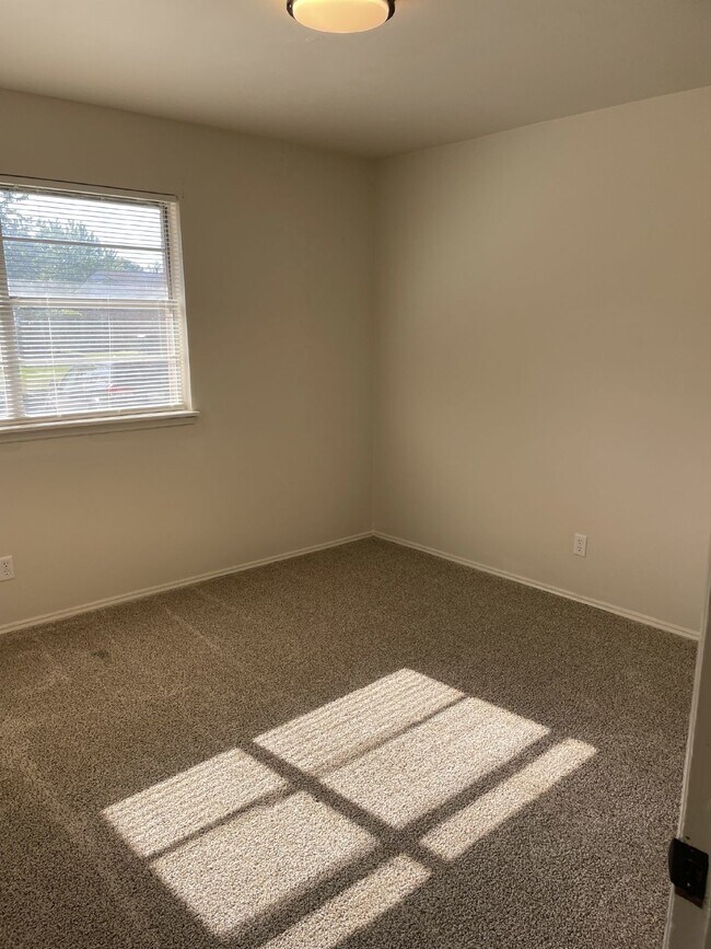 Building Photo - 3 Bedroom in Bethany