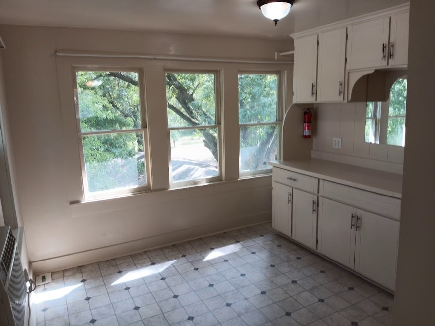 Building Photo - 112 E Nelson St