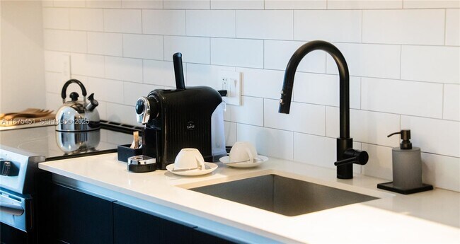 Building Photo - 398 NE 5th St