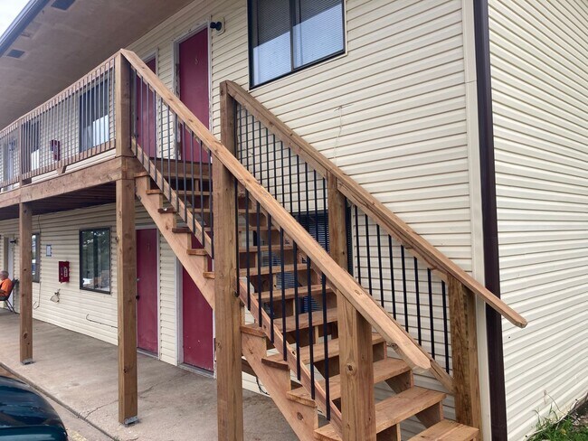 Primary Photo - 2 Bedroom , 1 Bathroom Apartment!