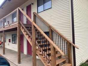 Building Photo - 2 Bedroom , 1 Bathroom Apartment!