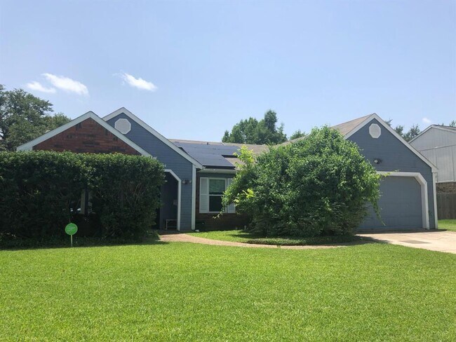 Building Photo - 814 N Riverside Dr