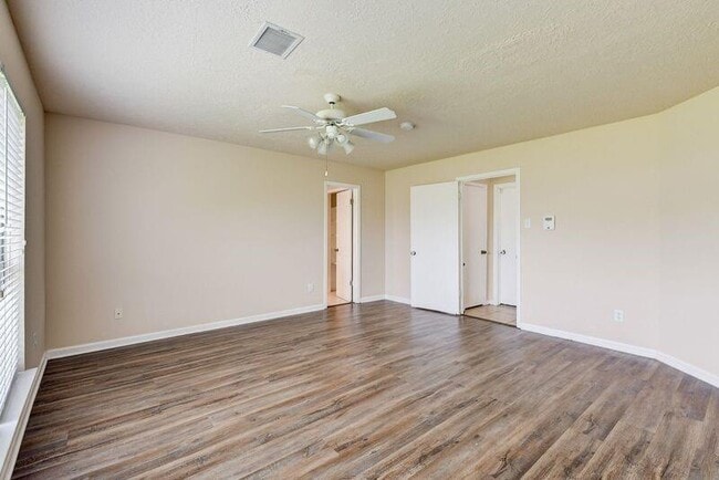 Building Photo - 2107 Collingsfield Dr
