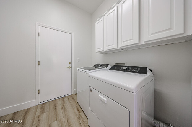 Building Photo - 41735 N Maidstone Ct