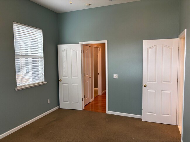 Building Photo - Lakeside Community Beauty