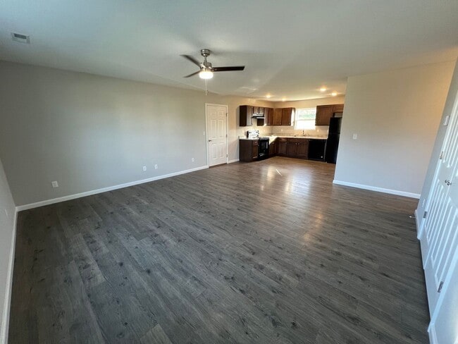 Building Photo - Newer single family house