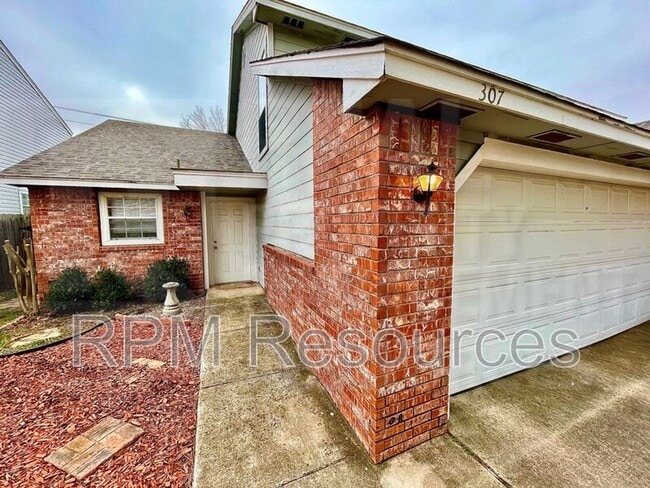 Building Photo - 307 Colony Dr