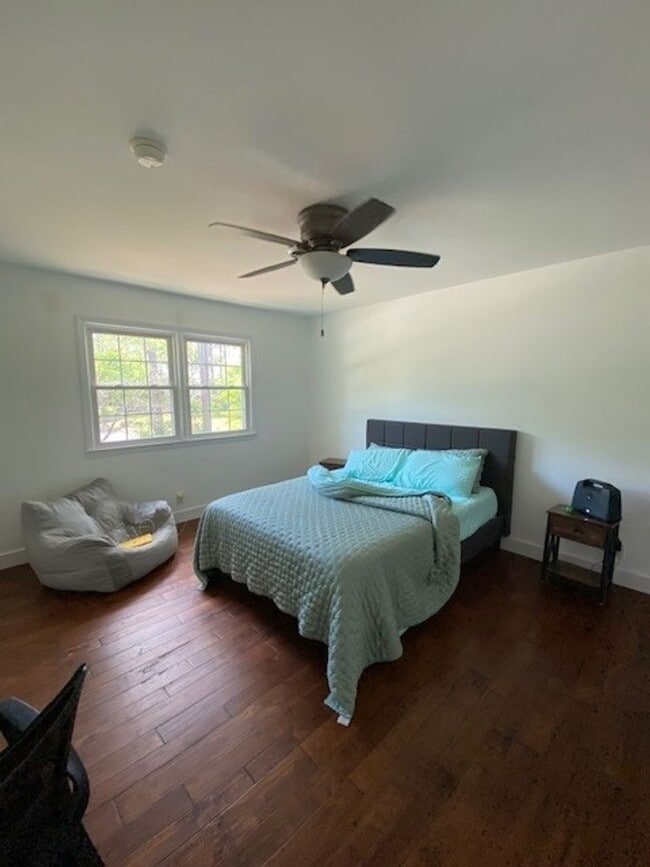 Building Photo - Welcome to this stunning fully furnished 4...