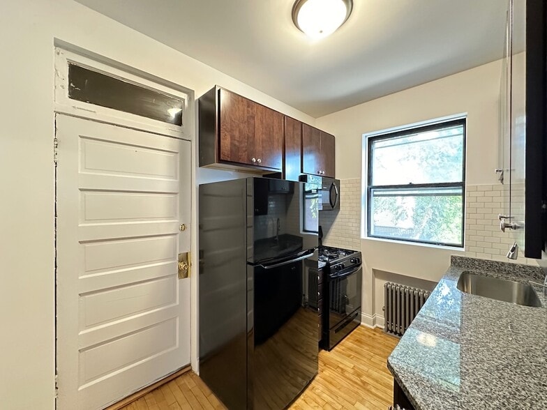 Building Photo - 2311 W Wilson Ave