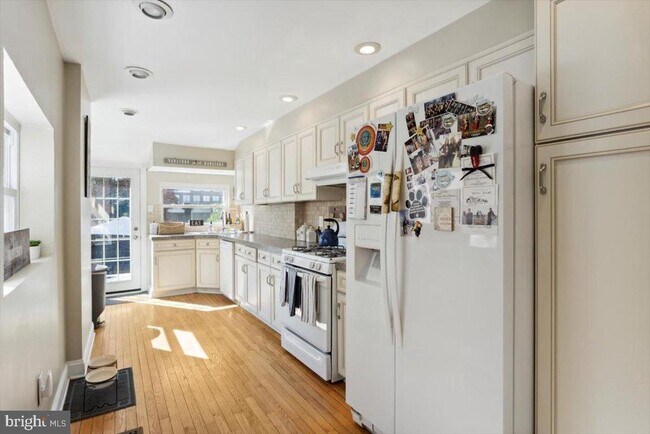 Building Photo - 214 Ripka St