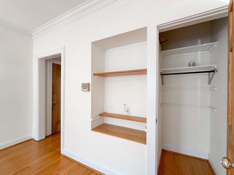 Building Photo - 522 W Surf St