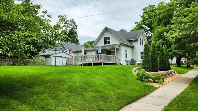 Large backyard with deck, patio and shed - 503 Chambers St