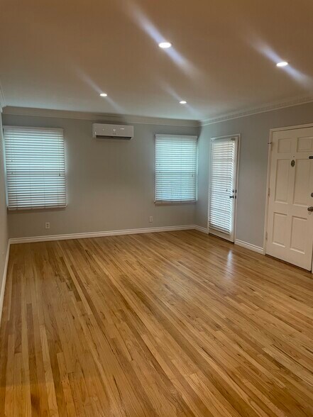 Spacious livingroom - 4407 Ensign Ave