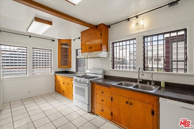 Building Photo - 715 N Harper Ave