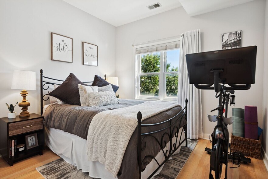 Building Photo - 821 W Superior St