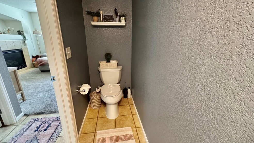 Building Photo - 2208 Buttercup St