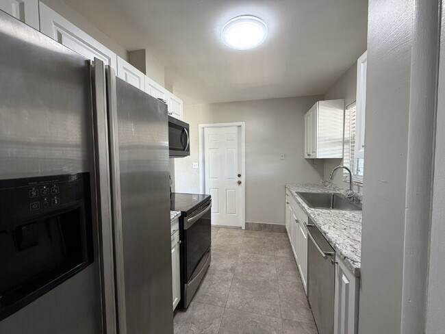 Building Photo - "Charming 3-Bedroom in Port Charlotte – Cozy Comfort Awaits!"