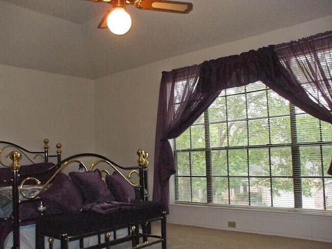 Building Photo - Beautiful home with 3 bedroom, 2.5 bath, game room and 2 car garage!