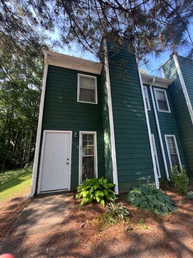 Building Photo - 112-114 Northwoods Drive