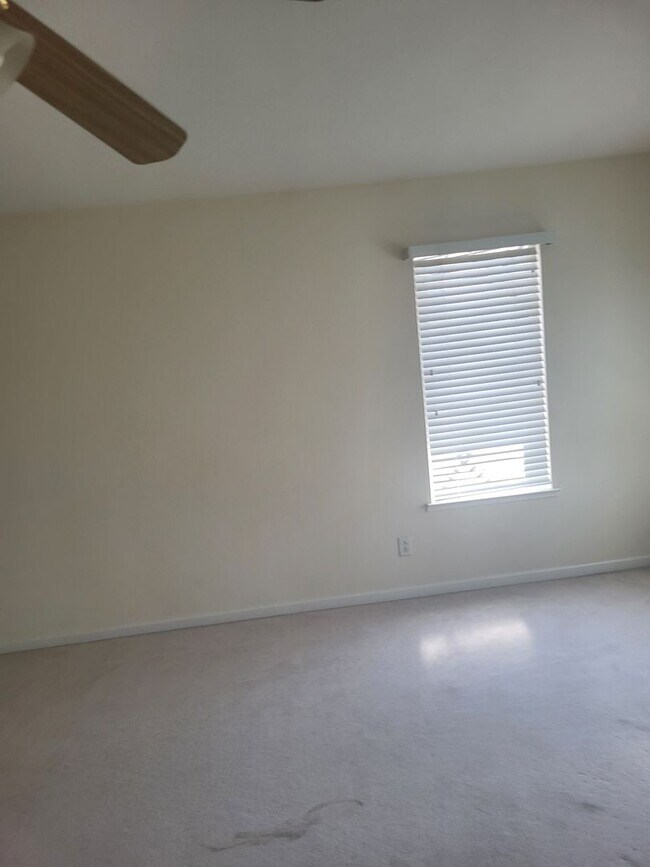 Building Photo - 5049 Pine Lake Ct