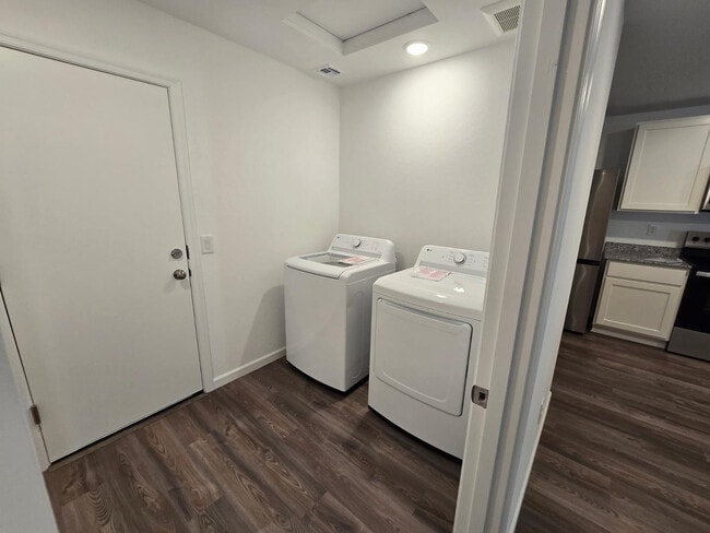 Building Photo - 736 Dylan Ct