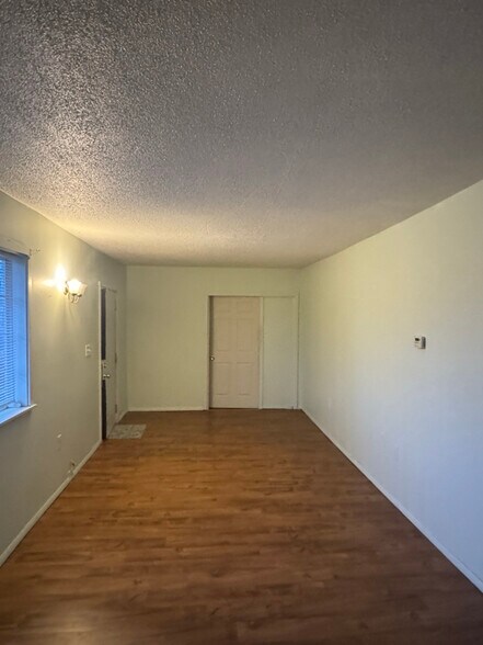 Building Photo - 2165 Oakdale Ave