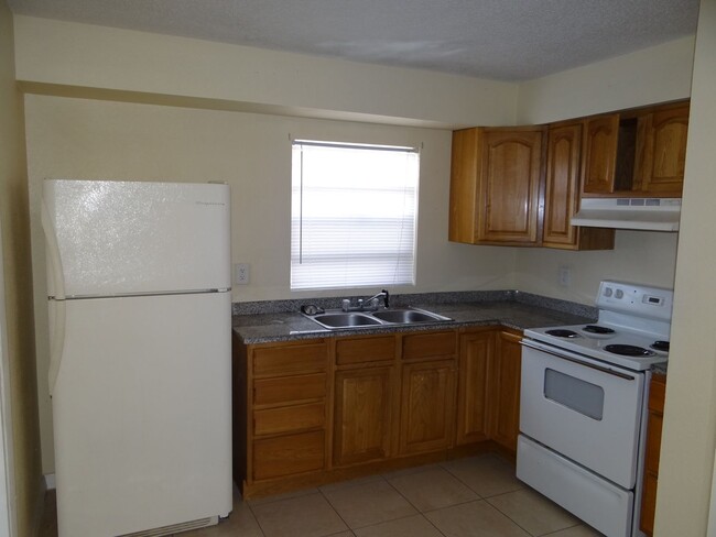 Building Photo - Super Clean 2 bedroom 1 bath