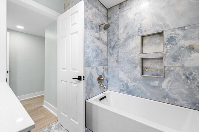 Building Photo - 4811 Juanita Way S
