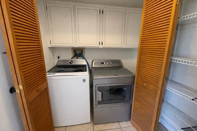 Building Photo - 9313 Palm Tree Dr