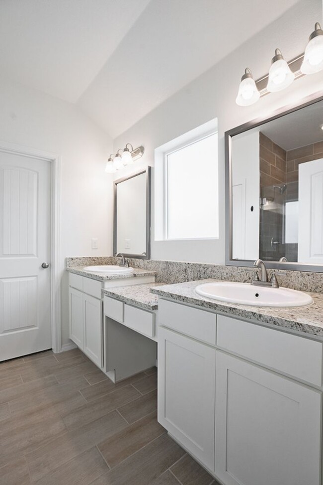 Building Photo - Stunning 3 bedroom, 3 bathroom home locate...