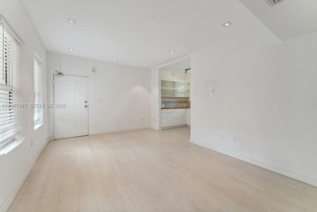 Building Photo - 4812 Pine Tree Dr