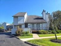 Building Photo - Spacious, freshly painted end-unit townhou...