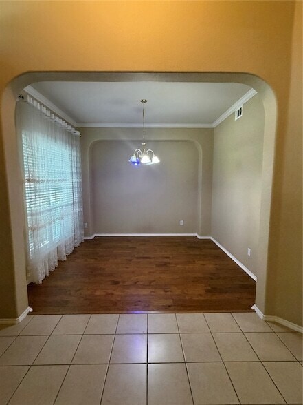 Building Photo - 11490 La Grange Dr