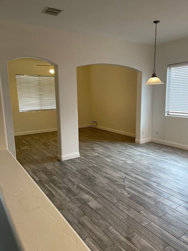 Building Photo - Southwest Beauty