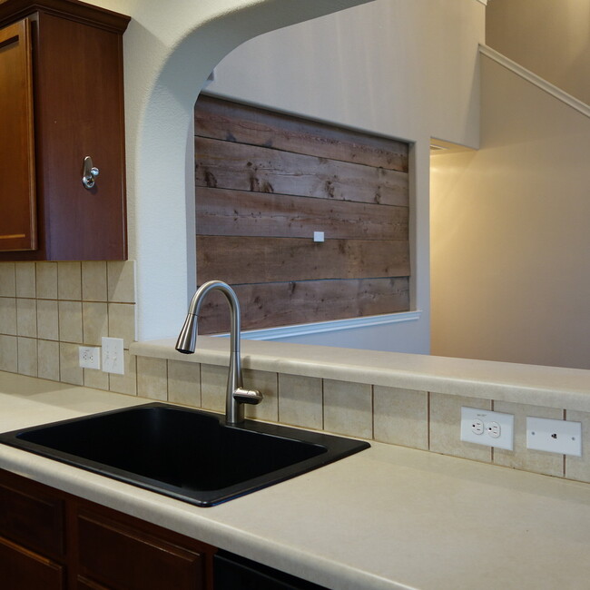 Building Photo - 3 BEDROOM / 2 BATH HOME IN KYLIE - BROOKSI...