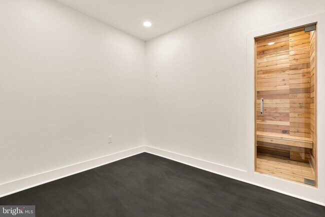 Building Photo - 1706 Bay St SE