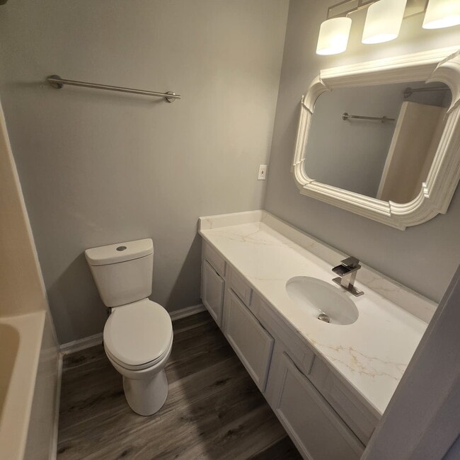 Building Photo - 2 Bedroom Townhome conveniently located near the interstate, hospital, airport, entertainment and...