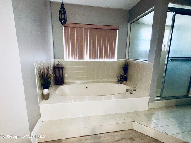 Building Photo - 2065 Thistle Dr