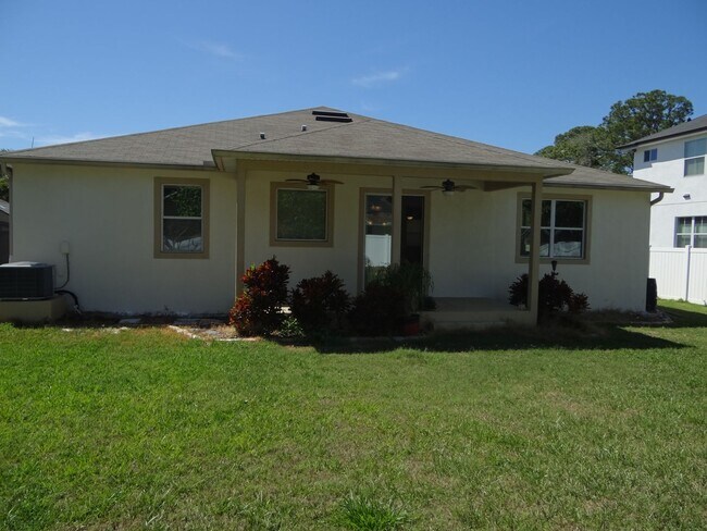 Building Photo - Spacious 4/2/2 home in south St Petersburg