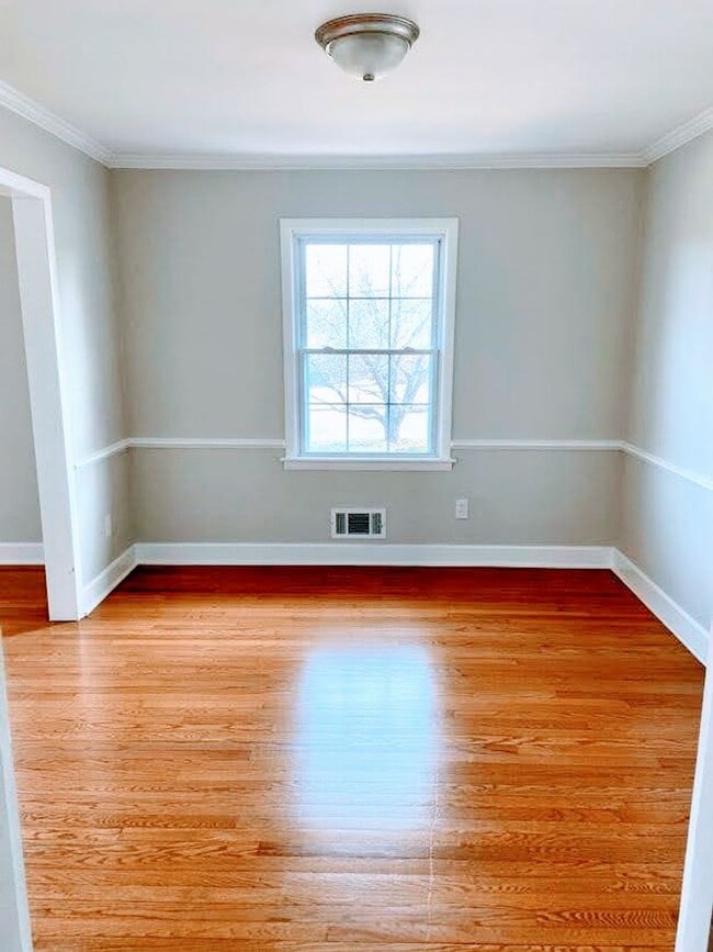 Building Photo - Great 4 Bedroom House