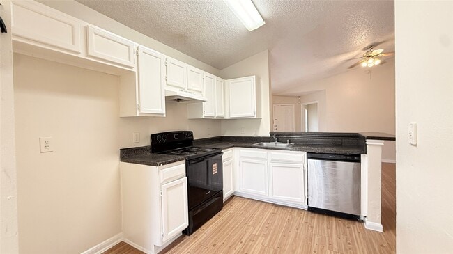 Building Photo - 15821 Ridgecroft Rd