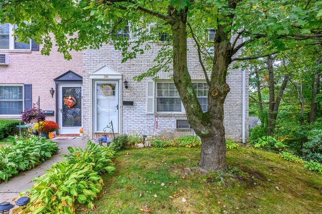 Building Photo - 38 Surrey Ln