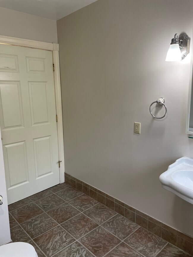 Building Photo - 611 Suite B