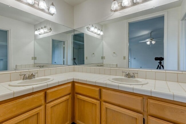 Building Photo - SPACIOUS 3 BED 2.5 BATH HOUSE WITH 3 CAR GARAGE