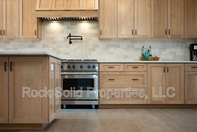 Building Photo - 753 Latigo Loop