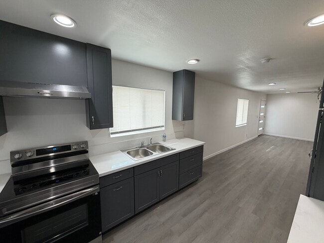 Building Photo - 1060 St