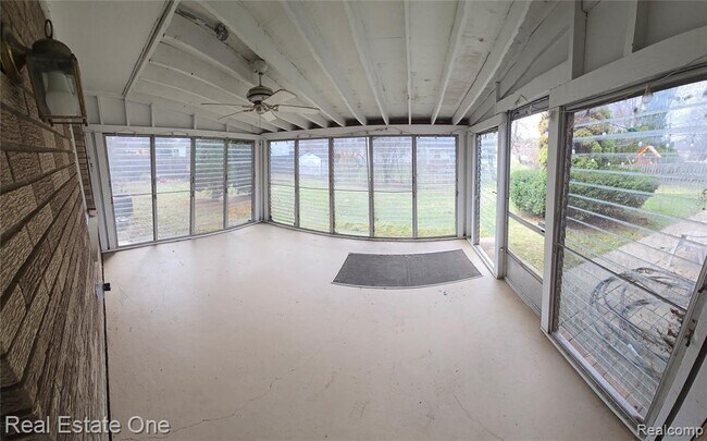 Building Photo - 25825 Sierra Dr