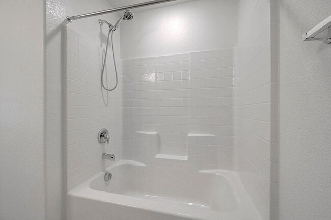 Building Photo - Stunning 3 Bedroom in Skye Canyon Master P...