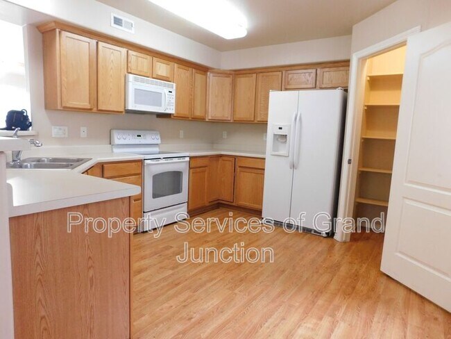 Building Photo - 3136 Shamrock Dr